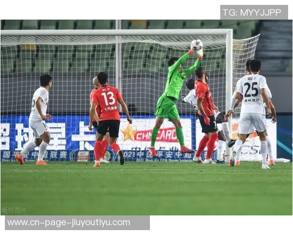 刘浩帆小禁区内解围失误险酿乌龙球队友遭殃令人捏把汗 刘浩帆小禁区内解围失误险酿乌龙球队友遭殃令人捏把汗